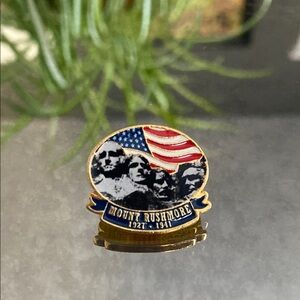Vintage Mount Rushmore Commemorative Pin